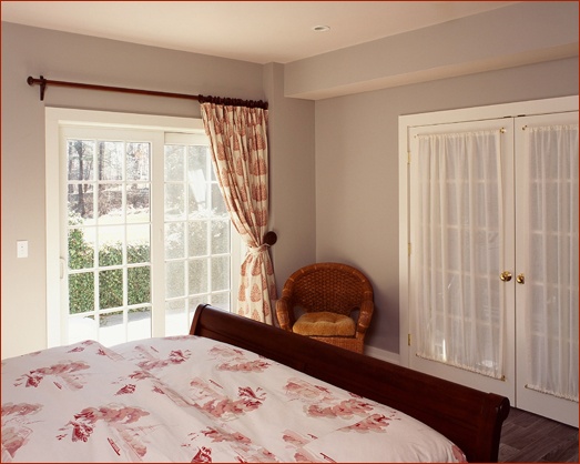 Guest quarters with its en-suite bathroom.