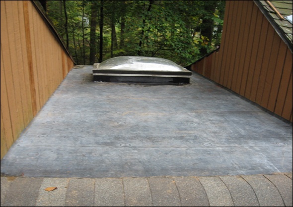 membrane roofing with skylight and skylight flashing