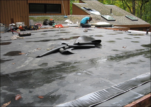 Flat roof with membrane roofing material