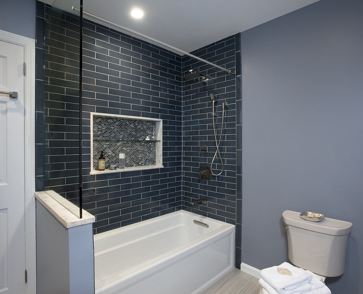 Classic new England Colors in this tub surround